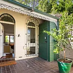 Elegant 1-Bed Oasis With Courtyard In North Sydney