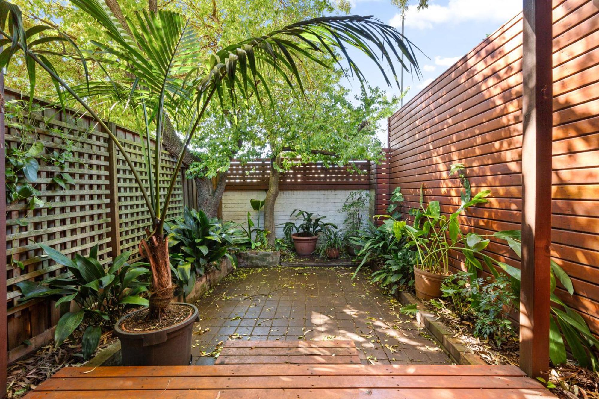 Elegant 1-bed Oasis With Courtyard In North Holiday home Sydney